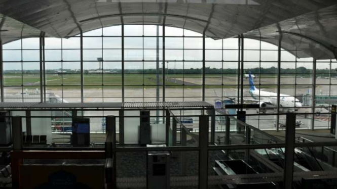 Ilutrasi Suasana ruang tunggu yang sepi dari penumpang di Bandara Internasional Kualanamu