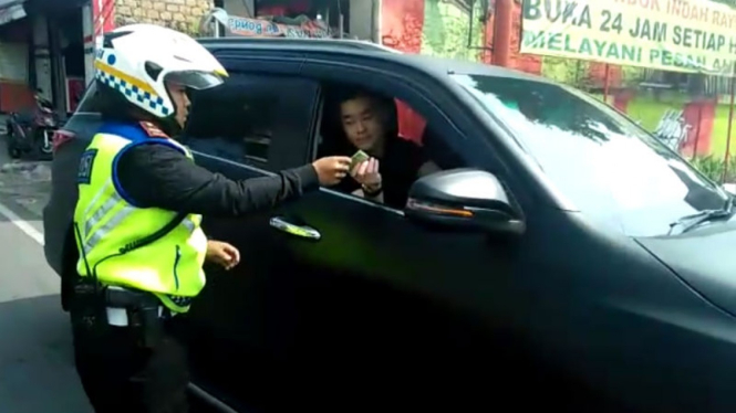 Kevin Kosasih (24), pelajar yang ugal-ugalan pakai plat polisi