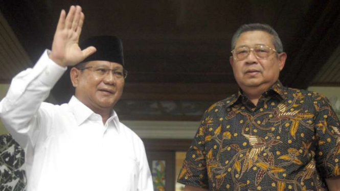Ketua Umum Partai Gerindra Prabowo Subianto (kiri) memberi hormat kepada preside