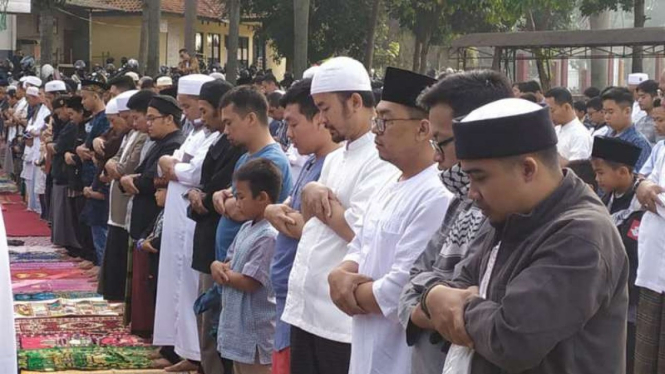 Ilustrasi salat berjamaah.