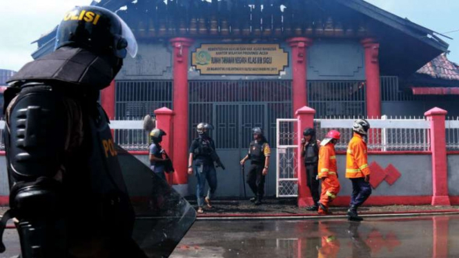 Polisi berjaga di depan Rutan Klas II B Sigli usai terjadi kerusuhan.