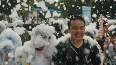 Hujan salju buatan di SnowBay, TMII, Jakarta Timur.