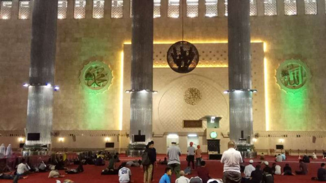 Masjid Istiqal ramai pengunjung menjelang malam takbiran, Selasa, 4 Juni 2019.
