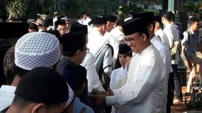 Gubernur DKI Jakarta Anies Baswedan salat Idul Fitri di Balai Kota DKI Jakarta