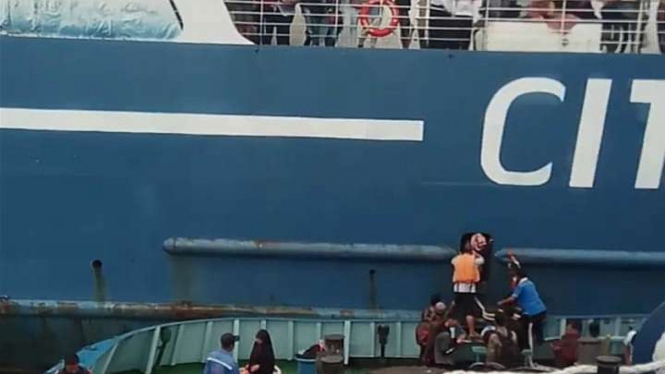 Basarnas masih evakuasi pemudik di atas Kapal Motor Penumpang (KMP) Mutiara 