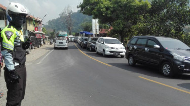 Polisi kawal arus kendaraan di jalur Garut