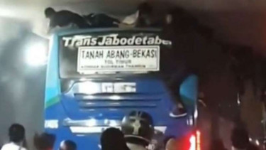 Peserta takbir keliling terjepit di terowongan Tanah Abang, karena duduk di atap