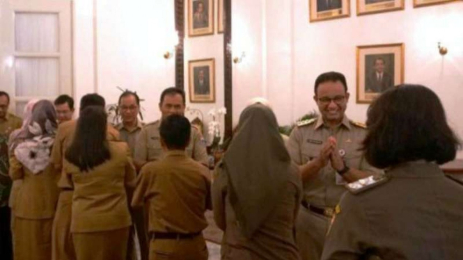Gubernur DKI Jakarta Anies Baswedan menyambut para PNS.