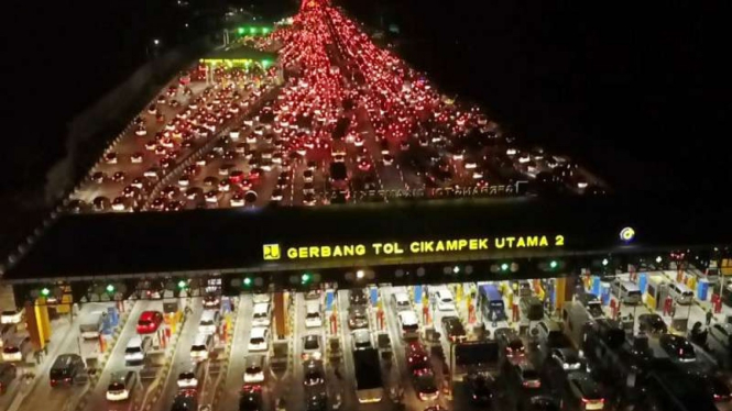 Kendaraan pemudik terjebak macet di Gerbang Tol Cikampek Utama, Jawa Barat.