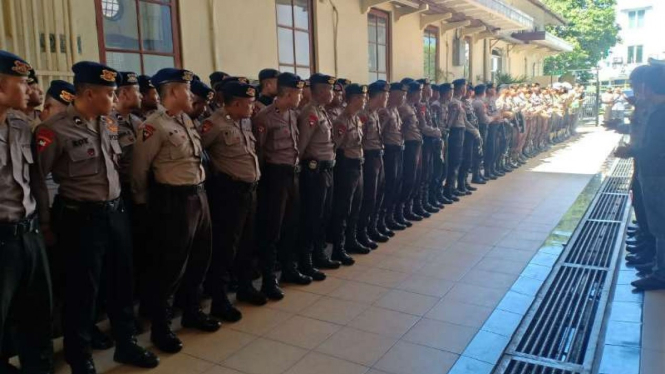 Sidang Ahmad Dhani di Pengadilan Negeri Surabaya dijaga ratusan polisi.