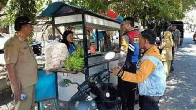 Penjual rujak cingur yang viral di internet.