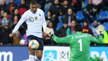 Striker Prancis, Kylian Mbappe, bobol gawang Andorra.