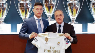 Pemain anyar Real Madrid, Luka Jovic saat diperkenalkan ke publik