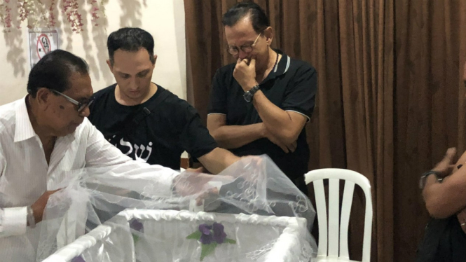Roy Marten menangis melihat jenazah Robby Sugara