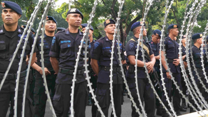 Aparat polisi jaga ketat area sekitar Mahkamah Konstitusi.