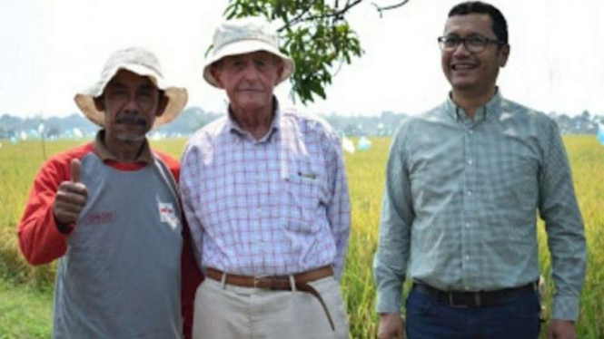 Pendiri East West Seed Simon N. Groot (tengah).