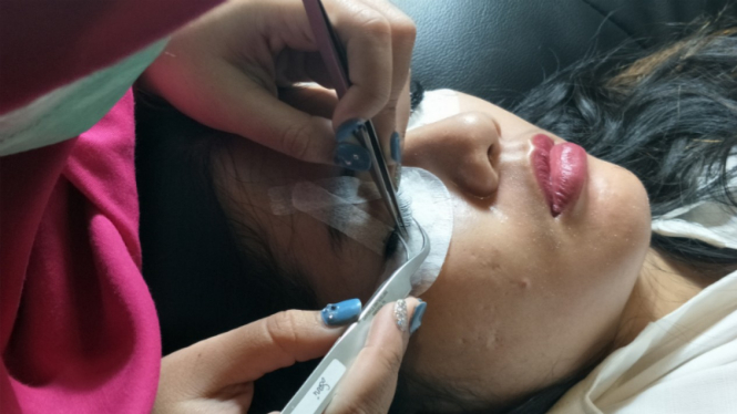Proses pemasangan ekstensi bulu mata atau eyelash extension.