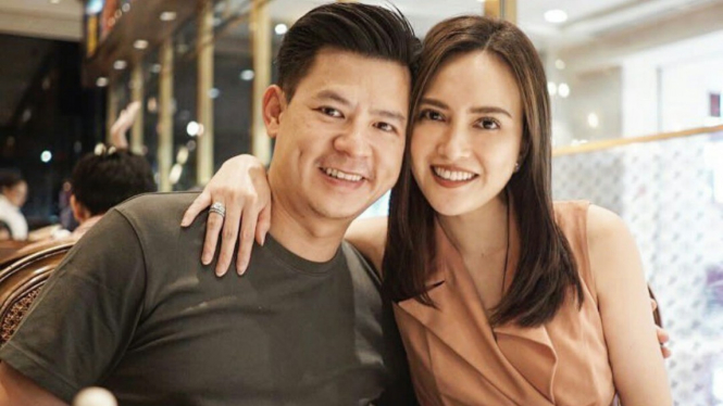 Shandy Aulia dan suami.
