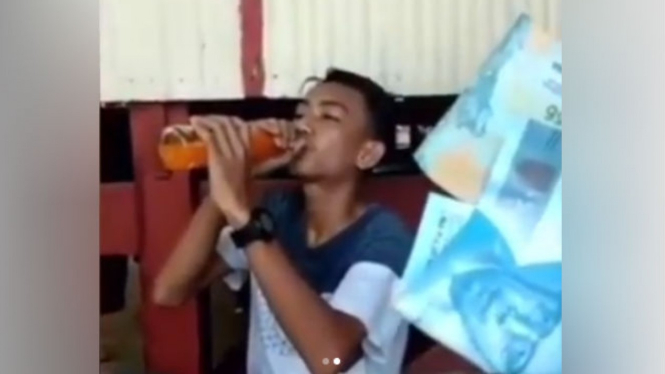 Remaja minum sirop tanpa dicampur air.
