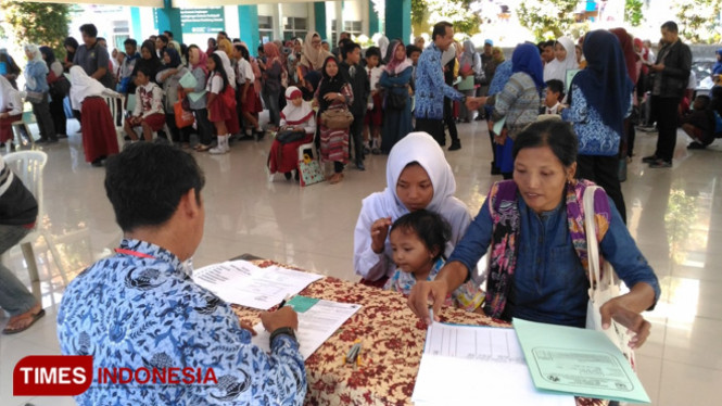 Wakil Wali Kota Batu, Ir Punjul Santoso SH MM saat meninjau pendaftaran PPDB SMP. (FOTO: Muhammad Dhani Rahman/TIMES Indonesia)