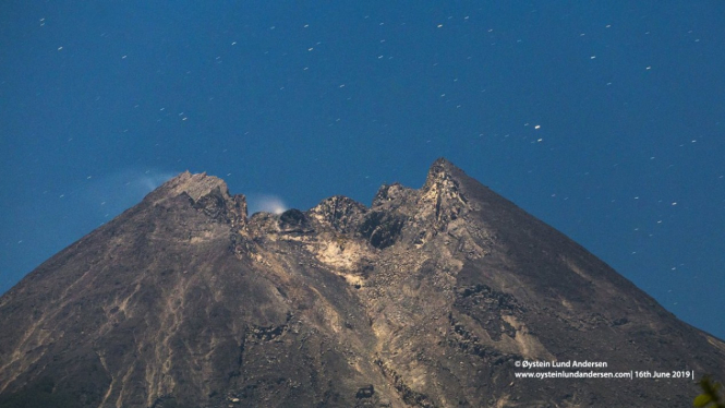 Foto puncak Gunung Merapi pada malam purnama 16 Juni 2019.