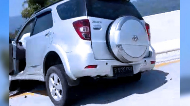 Kondisi mobil Toyota Rush yang mengalami kecelakaan jalan tol di Pandaan-Malang (foto tangkapan layar)