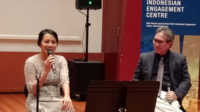 Dewi Lestari dan Prof Ariel Heryanto di Herb Feith Indonesian Engagement Centre