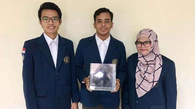 Tiga mahasiswa Universitas Brawijaya.