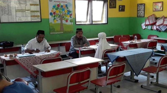  Calon siswa menghafal Alquran saat seleksi di SDN Margahayu V Bekasi Timur