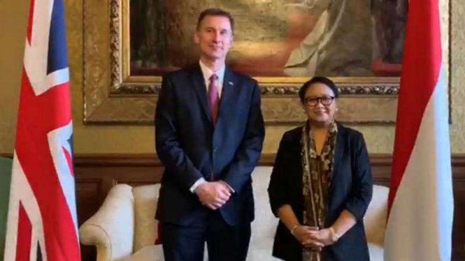Menlu Retno Marsudi dan  Menteri Luar Negeri Inggris Jeremy Hunt di London.