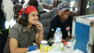 Pidi Baiq di balik layar film Koboy Kampus.