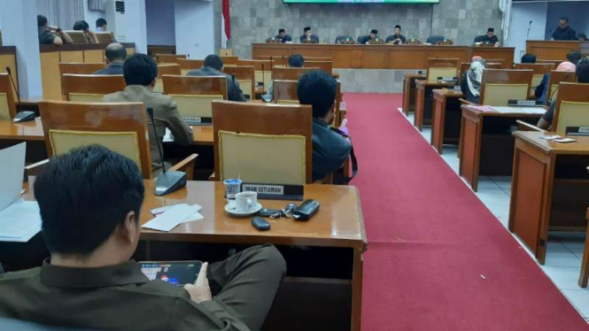 Seorang anggota DPRD Kabupaten Garut, Jawa Barat, terciduk atau kedapatan asyik bermain game saat sidang paripurna berlangsung, Rabu malam, 19 Juni 2019.