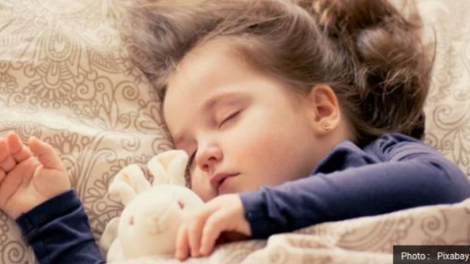 Anak sedang tidur.