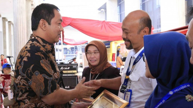Wali Kota Hendi memberikan penghargaan kepada partisipasi bayar pajak.