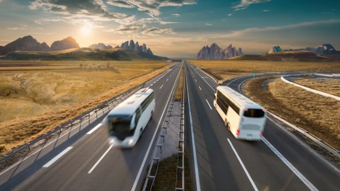 Ilustrasi pesan tiket bus via Traveloka. 