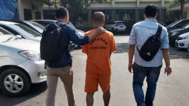 Hamdani, tersangka penistaan agama dan makar, saat akan diperiksa kejiwaannya dan dikawal dua penyidik Polres Garut, Jumat, 21 Juni 2019.