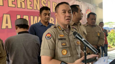 Kepala Bidang Hubungan Masyarakat Polda Jawa Barat Kombes Pol Trunoyudo dalam konferensi pers di kantornya di Bandung, Jumat, 21 Juni 2019.