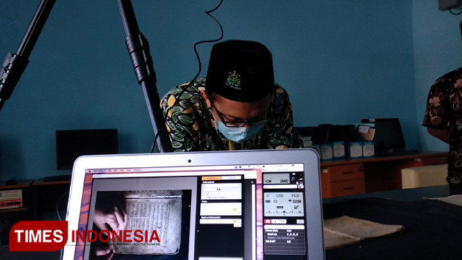 Proses digitalisasi naskah karya ulama Nusantara oleh Perpustakaan IAIN Jember (FOTO: Humas IAIN Jember for TIMES Indonesia)