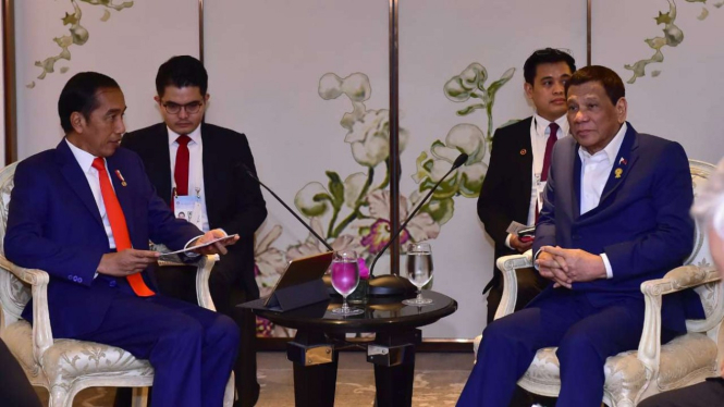Presiden Jokowi dan Presiden Duterte di sela-sela KTT ASEAN di Thailand.