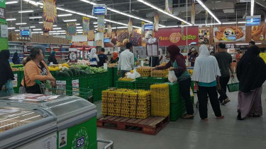 Para pembeli memborong barang di Giant Wisma Asri Bekasi.