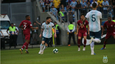 Aksi Lionel Messi di laga Qatar versus Argentina