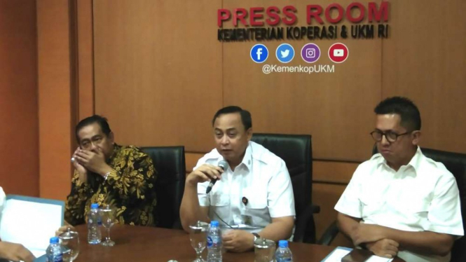 Sekretaris Kementerian Koperasi dan UKM, Rully Indrawan (tengah)