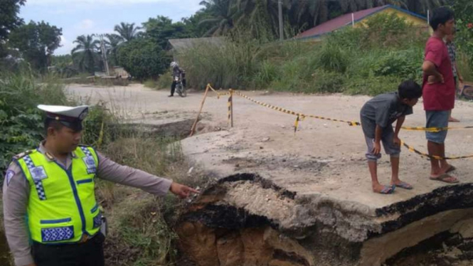 Jalan lintas Petapahan-Gelombang Tapung di Kabupaten Kampar, Riau, dilaporkan ambles. 