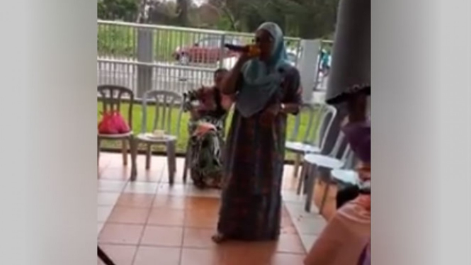 Emak-emak bernyanyi.