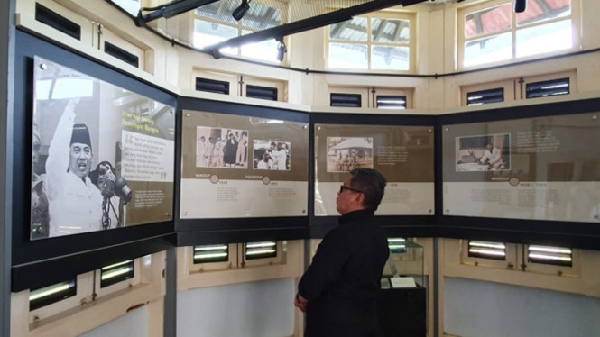 Sekjen PDI Perjuangan, Hasto Kristiyanto, saat mengunjungi rumah pengasingan Bung Karno, Senin (24/06/2019). (FOTO: Istimewa)
