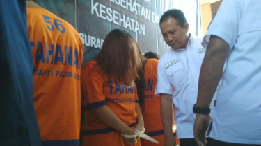 Polisi memperlihatkan para tersangka praktik aborsi ilegal di Markas Polda Jawa Timur, Surabaya, pada Selasa, 25 Juni 2019.