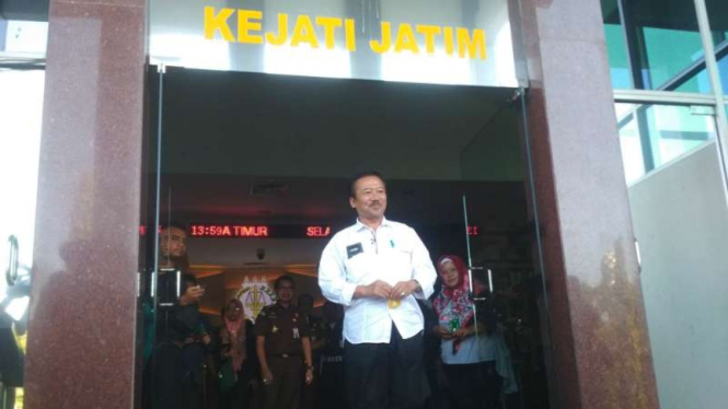Bambang DH, mantan wali kota Surabaya yang juga politikus PDIP, usai diperiksa di kantor Kejaksaan Tinggi Jawa Timur di Surabaya pada Selasa, 25 Juni 2019.