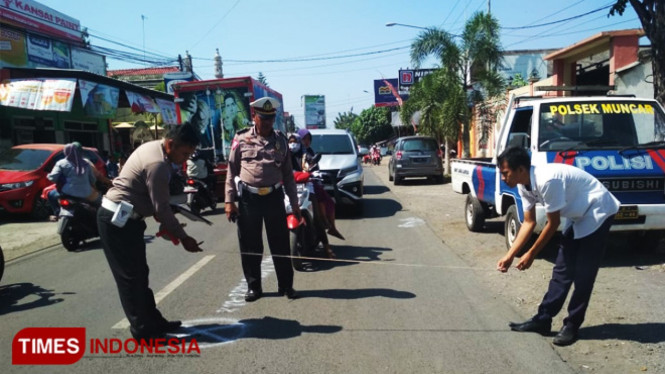 Polisi melakukan olah TKP kecelakaan yang menyebabkan satu orang meninggal dunia. (FOTO: Rizki Alfian/TIMES Indonesia)