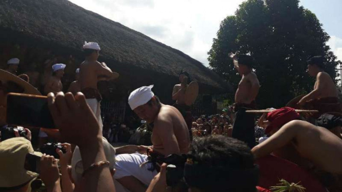 Perang Pandan di Desa Tenganan, Karang Asem.