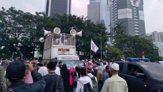 Massa mulai berkumpul di kawasan patung kuda Jalan Medan Merdeka Barat, Jakarta.